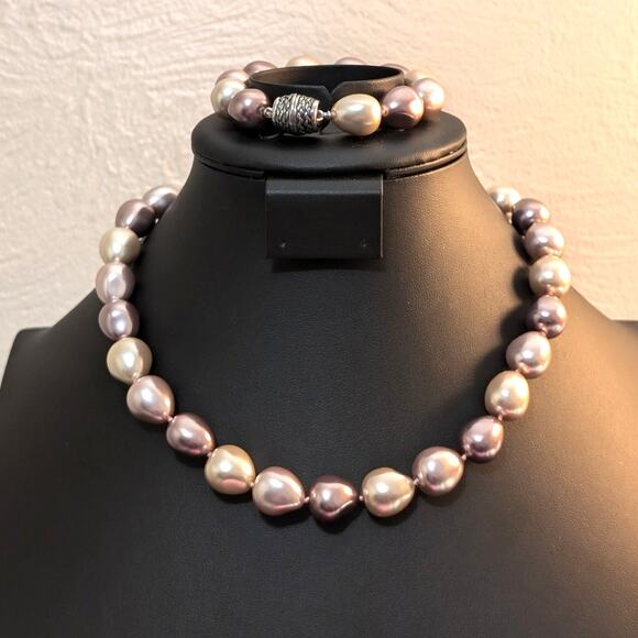 Lavender Cream Large Chunky Faux Pearl Magnetic Clasp Necklace & Bracelet Set - Picture 1 of 10